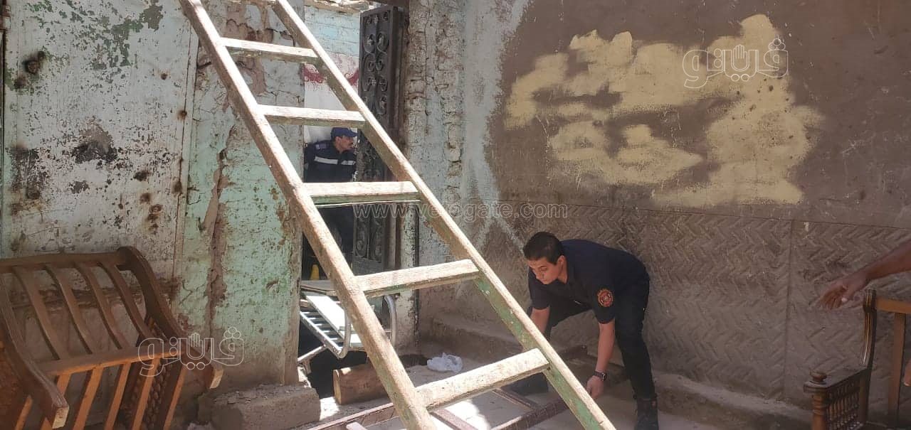 ضابط يخاطر بحياته وينقذ سكان منزل قبل انهياره بثوان (4)