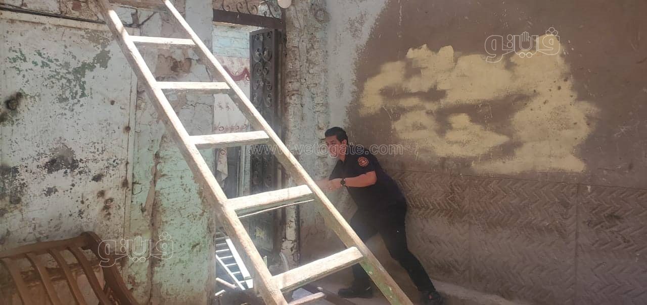 ضابط يخاطر بحياته وينقذ سكان منزل قبل انهياره بثوان (5)