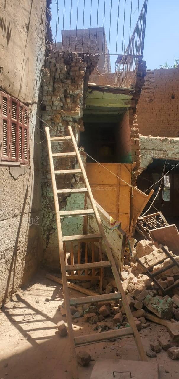 ضابط يخاطر بحياته وينقذ سكان منزل قبل انهياره بثوان (6)