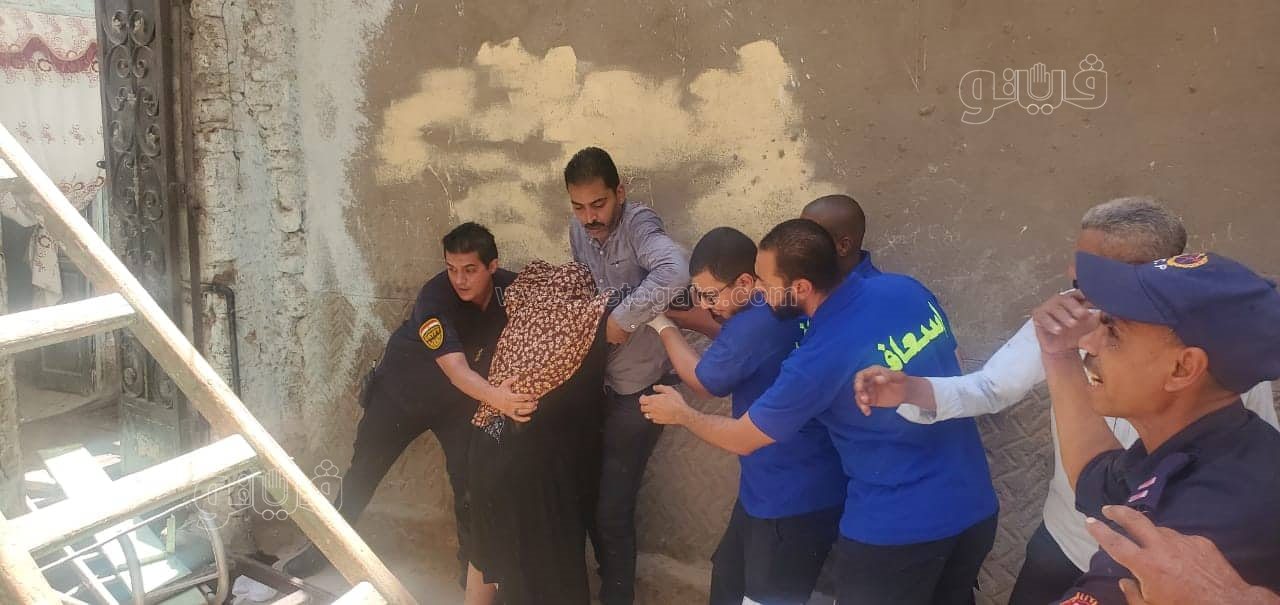 ضابط يخاطر بحياته وينقذ سكان منزل قبل انهياره بثوان (7)