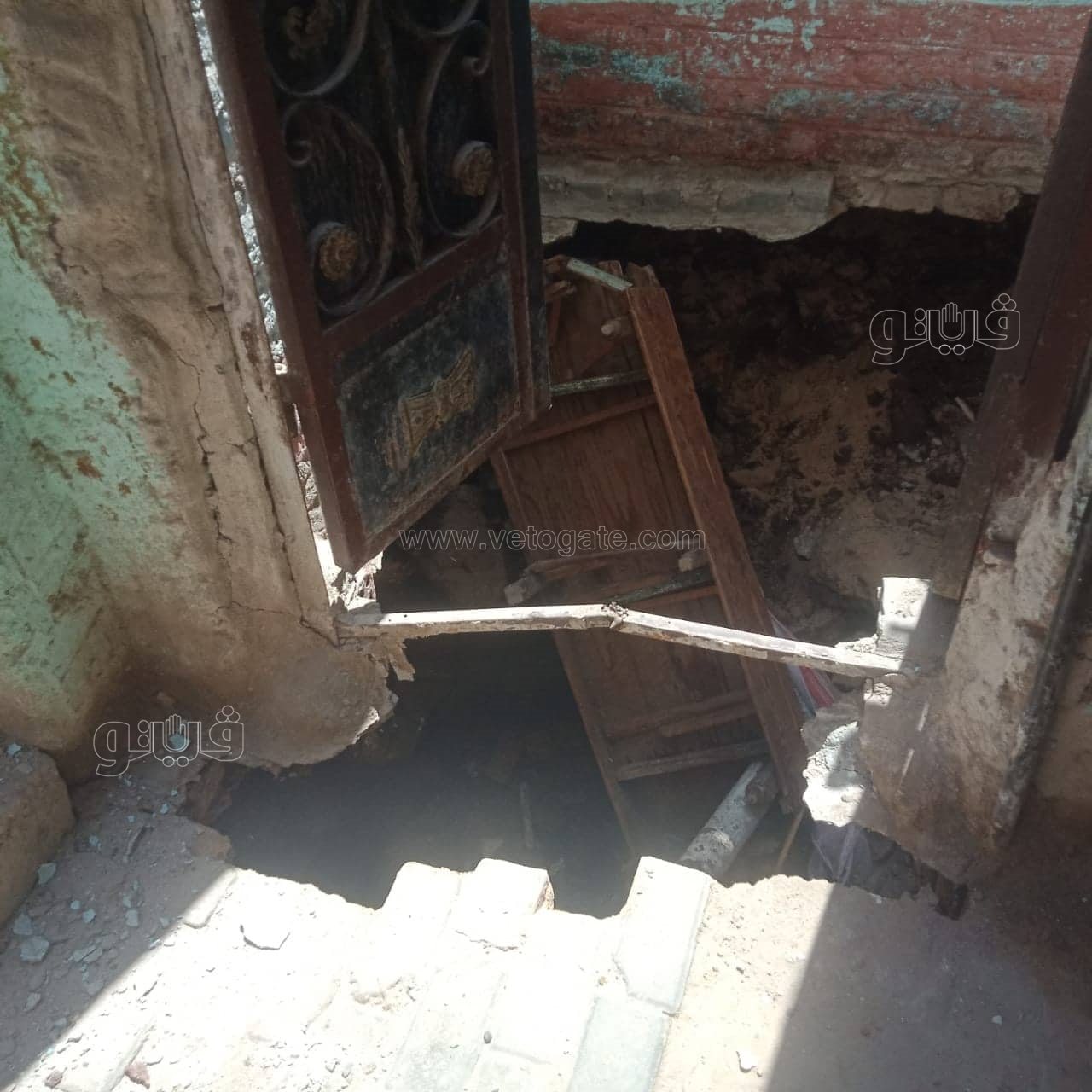 ضابط يخاطر بحياته وينقذ سكان منزل قبل انهياره بثوان (8)