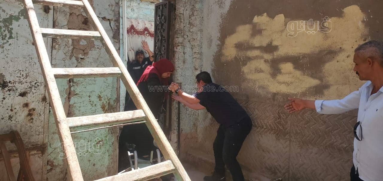 ضابط يخاطر بحياته وينقذ سكان منزل قبل انهياره بثوان (10)