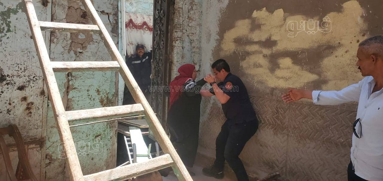 ضابط يخاطر بحياته وينقذ سكان منزل قبل انهياره بثوان (11)
