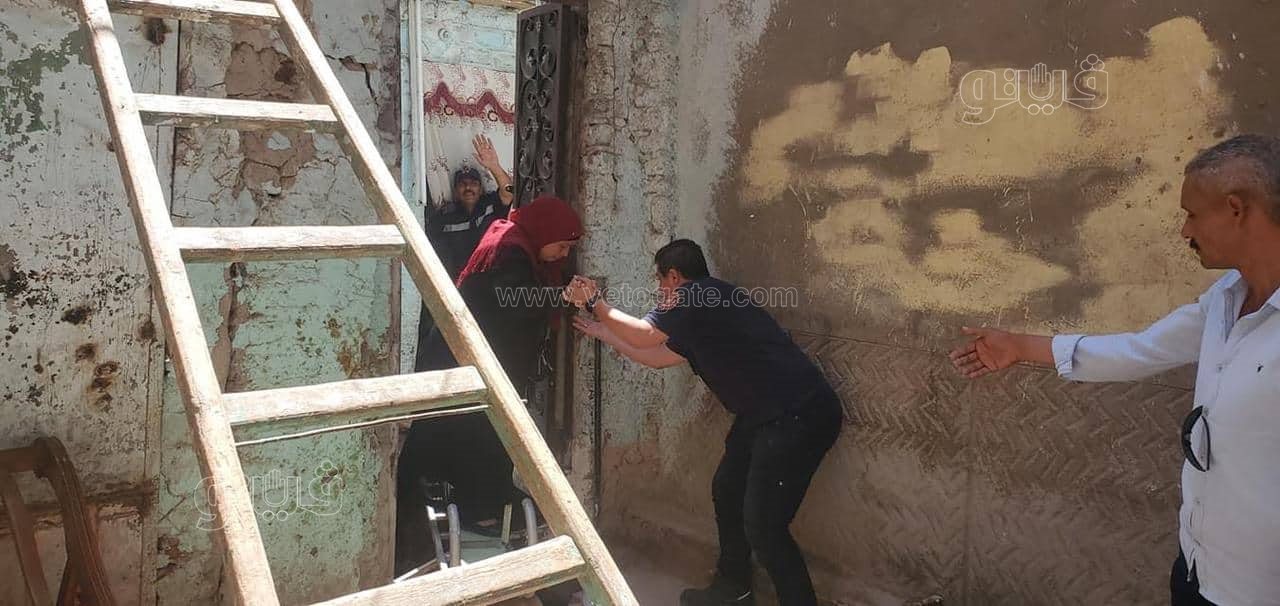 ضابط يخاطر بحياته وينقذ سكان منزل قبل انهياره بثوان (12)