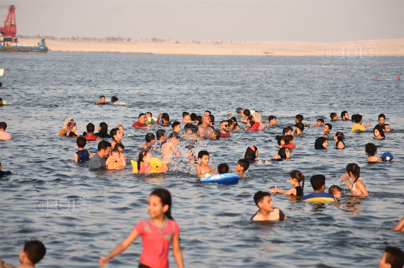 البحر يحب اللمة.. لحظات المرح والسعادة على شاطئ الفيروز بالإسماعيلية (4)