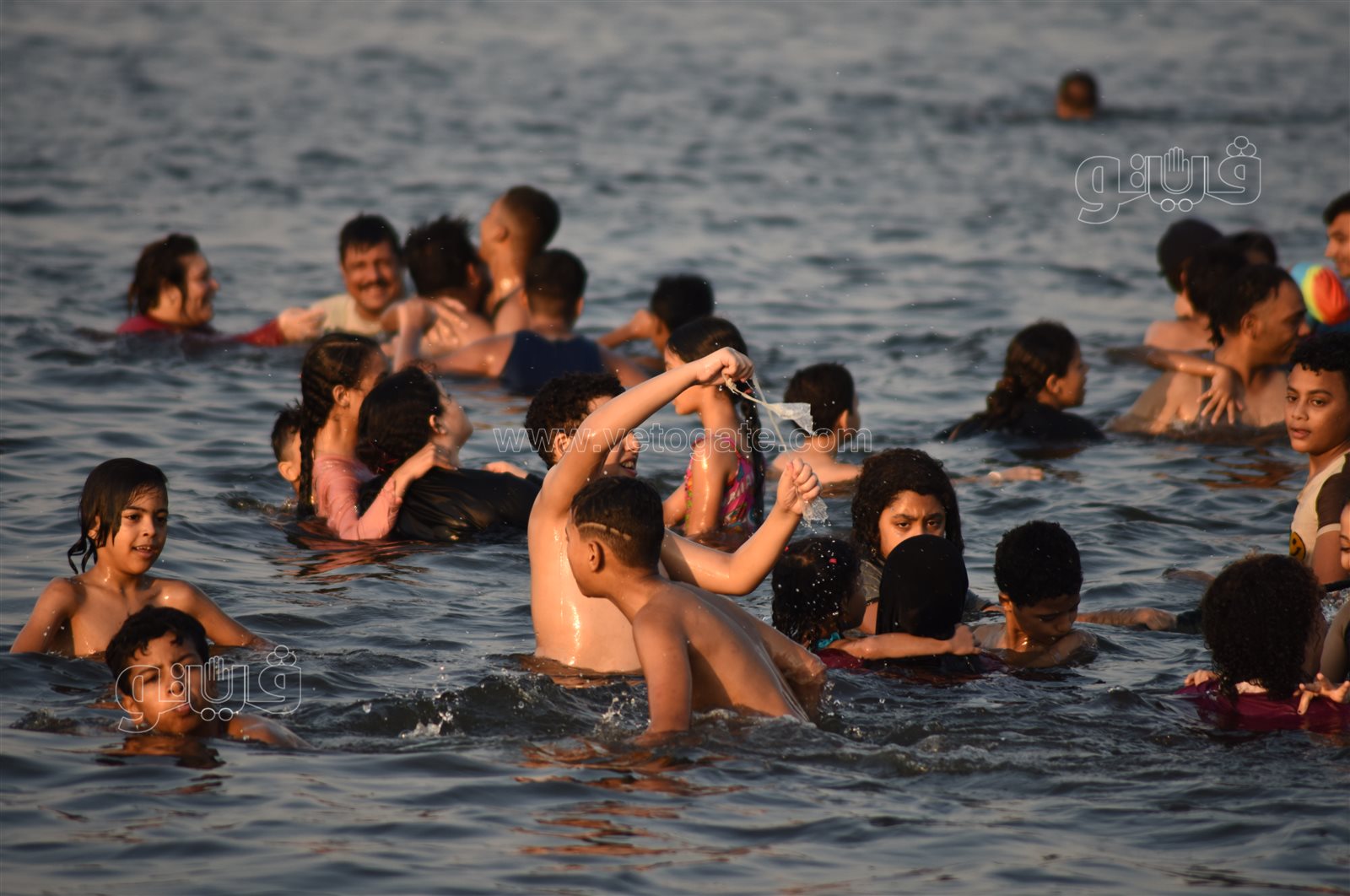 البحر يحب اللمة.. لحظات المرح والسعادة على شاطئ الفيروز بالإسماعيلية (6)