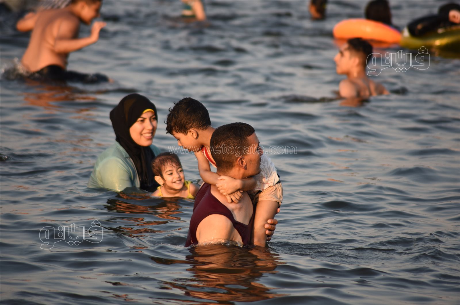 البحر يحب اللمة.. لحظات المرح والسعادة على شاطئ الفيروز بالإسماعيلية (8)