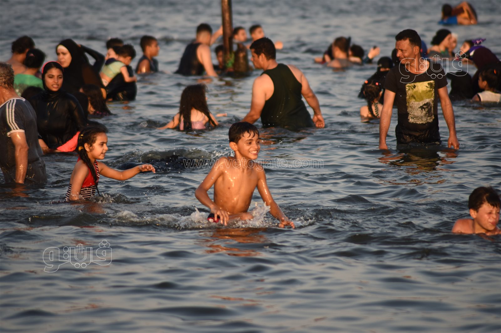 البحر يحب اللمة.. لحظات المرح والسعادة على شاطئ الفيروز بالإسماعيلية (9)
