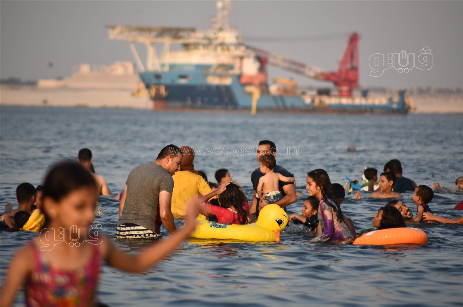 البحر يحب اللمة.. لحظات المرح والسعادة على شاطئ الفيروز بالإسماعيلية (10)