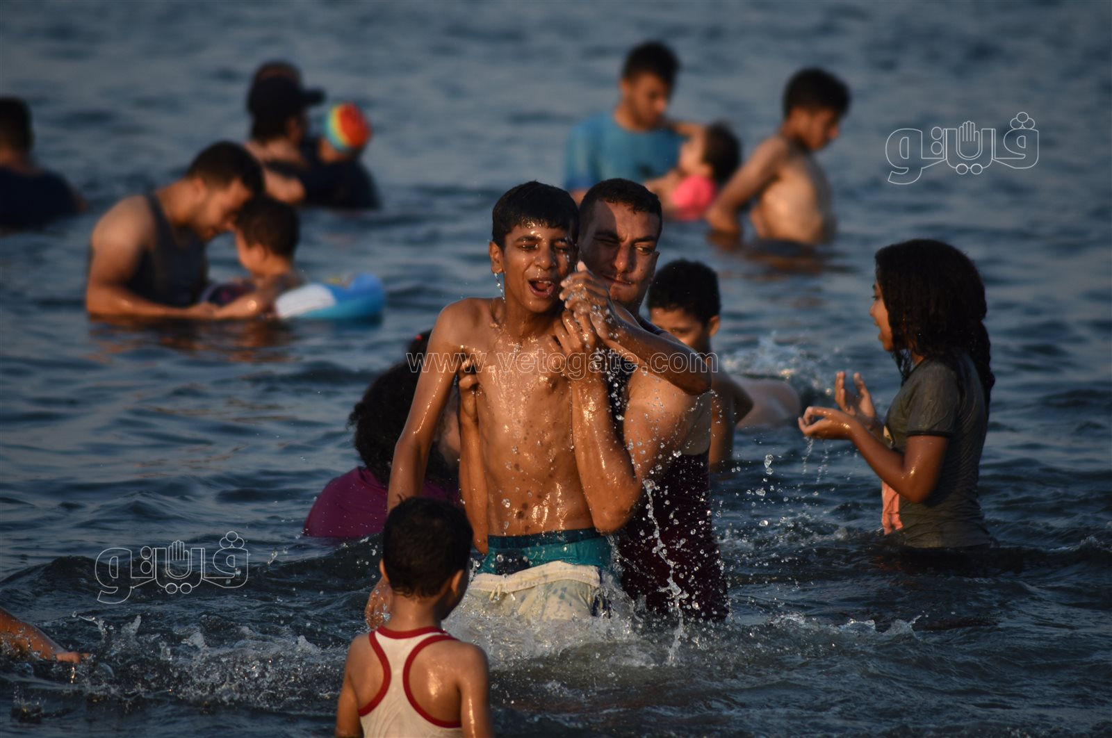 البحر يحب اللمة.. لحظات المرح والسعادة على شاطئ الفيروز بالإسماعيلية (11)