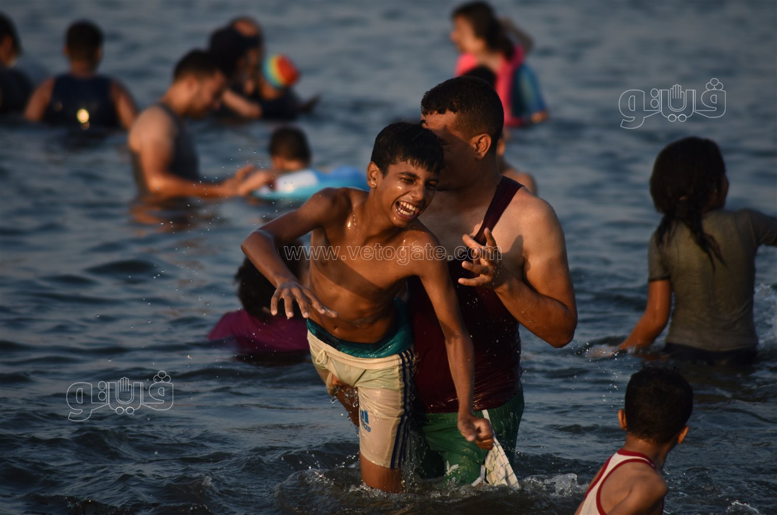 البحر يحب اللمة.. لحظات المرح والسعادة على شاطئ الفيروز بالإسماعيلية (12)