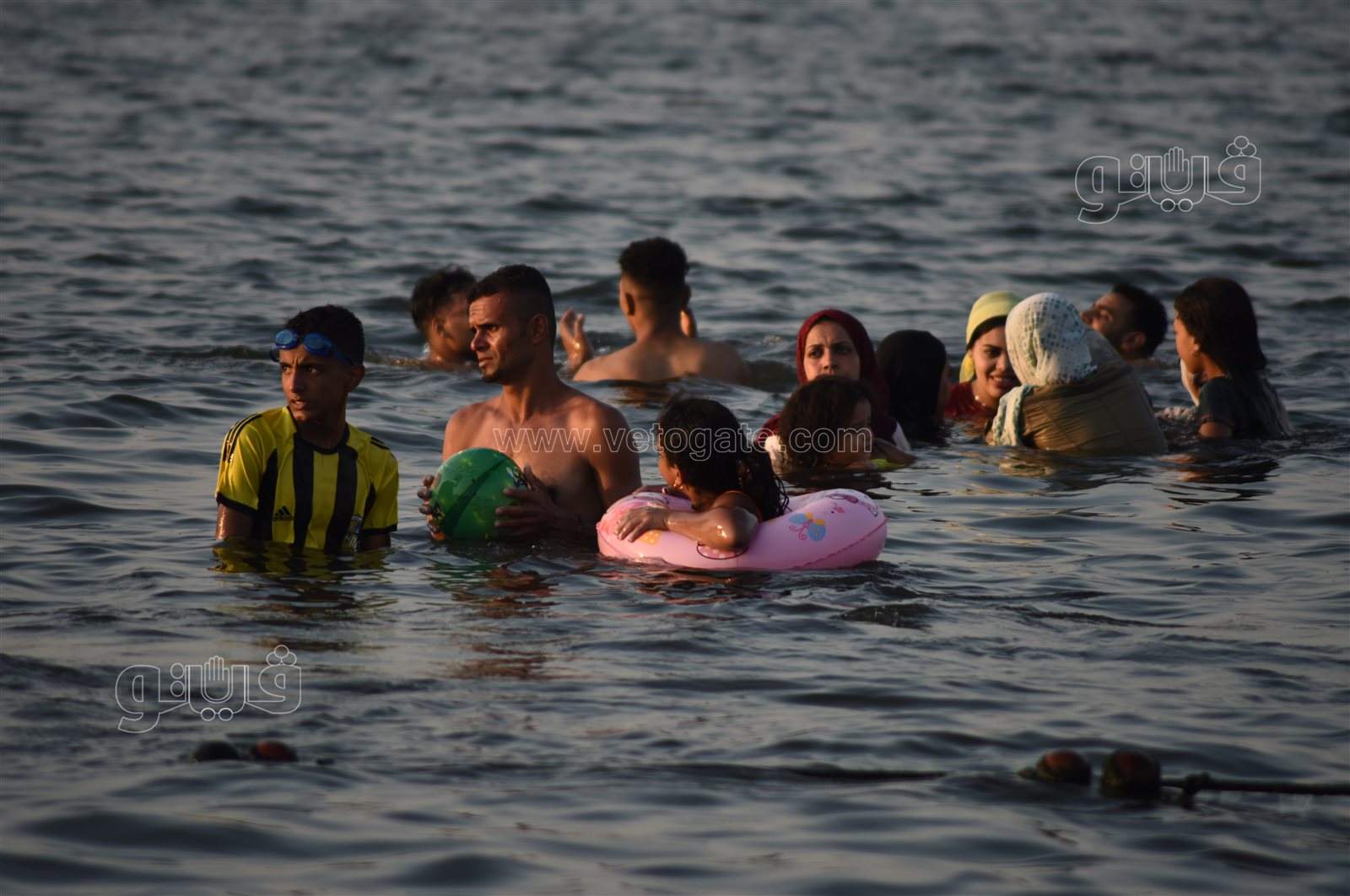 البحر يحب اللمة.. لحظات المرح والسعادة على شاطئ الفيروز بالإسماعيلية (13)