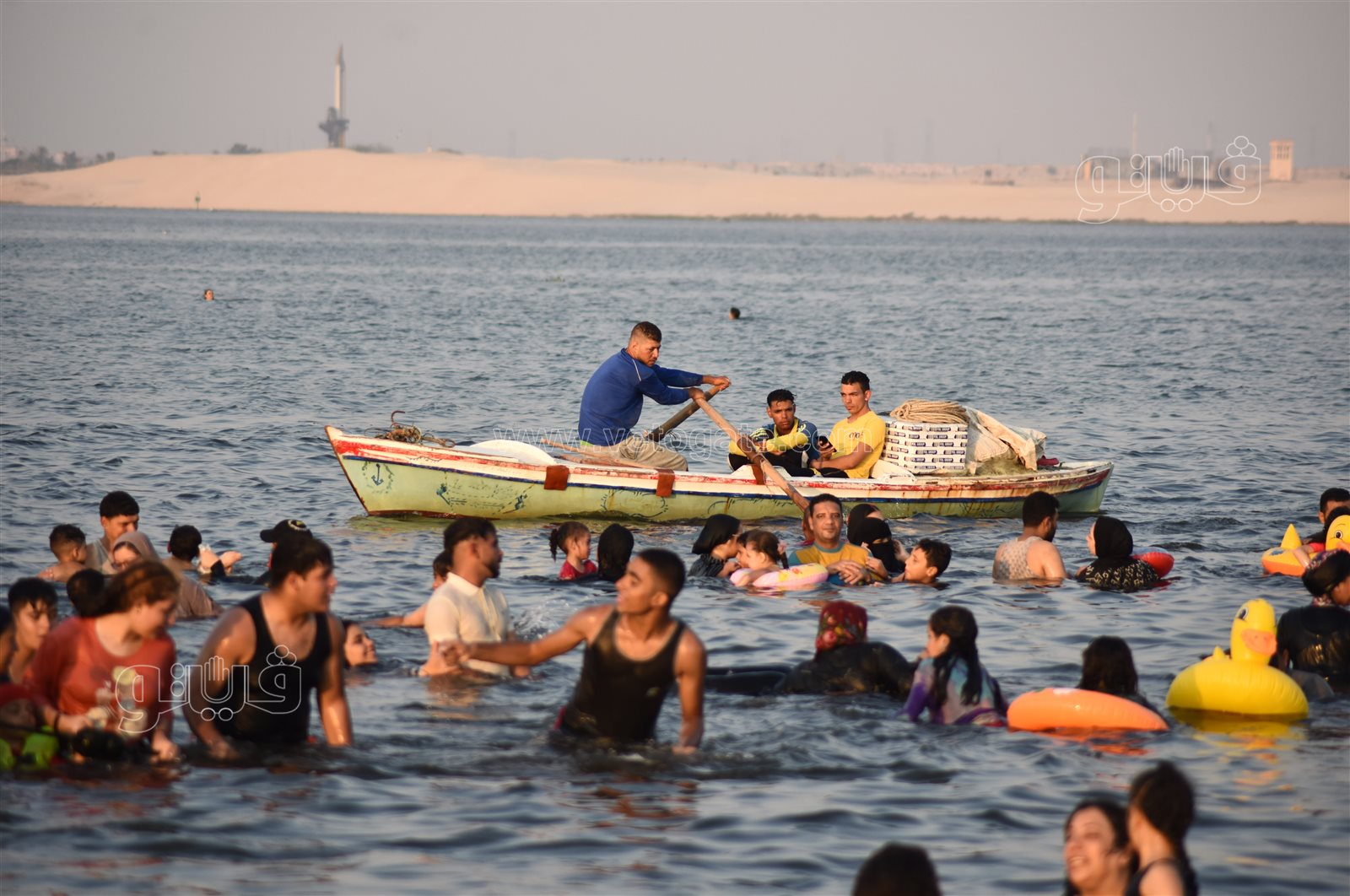 البحر يحب اللمة.. لحظات المرح والسعادة على شاطئ الفيروز بالإسماعيلية (14)