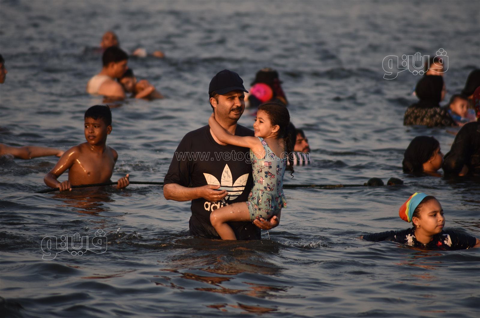 البحر يحب اللمة.. لحظات المرح والسعادة على شاطئ الفيروز بالإسماعيلية (15)