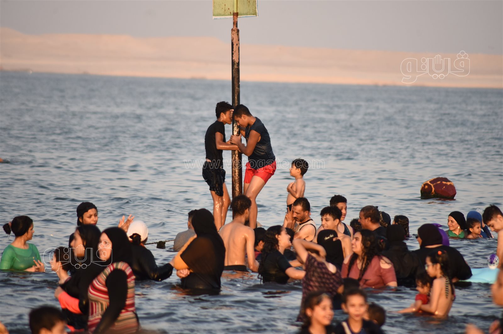 البحر يحب اللمة.. لحظات المرح والسعادة على شاطئ الفيروز بالإسماعيلية (16)