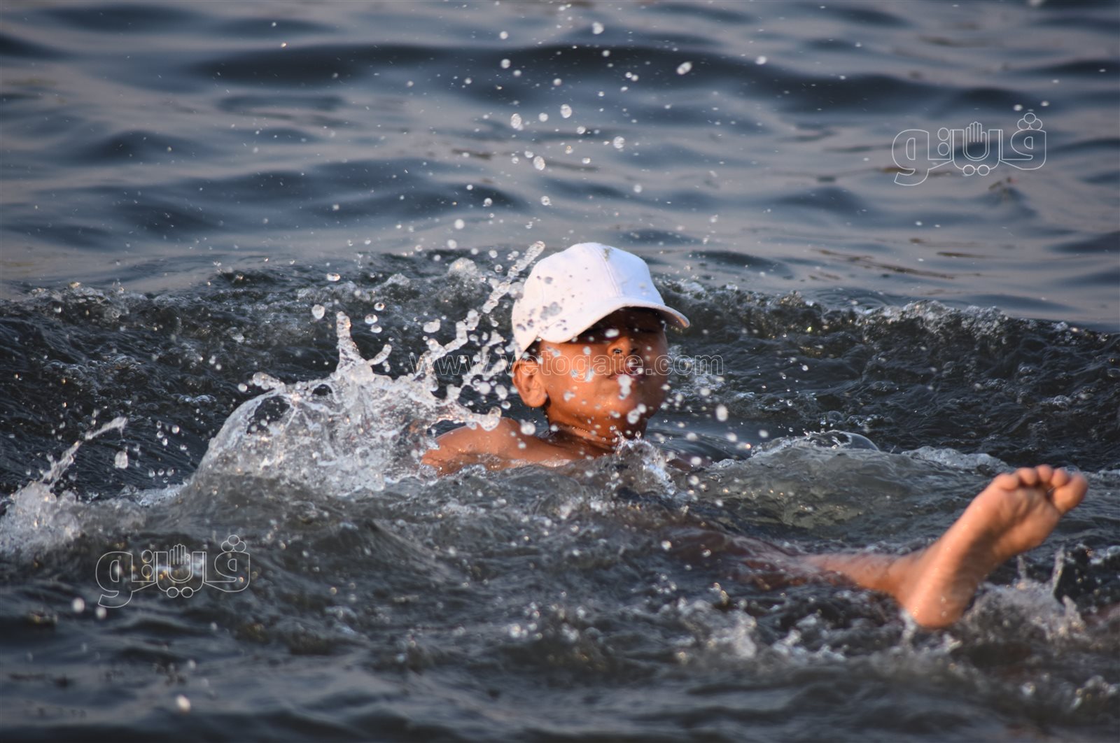 البحر يحب اللمة.. لحظات المرح والسعادة على شاطئ الفيروز بالإسماعيلية (19)