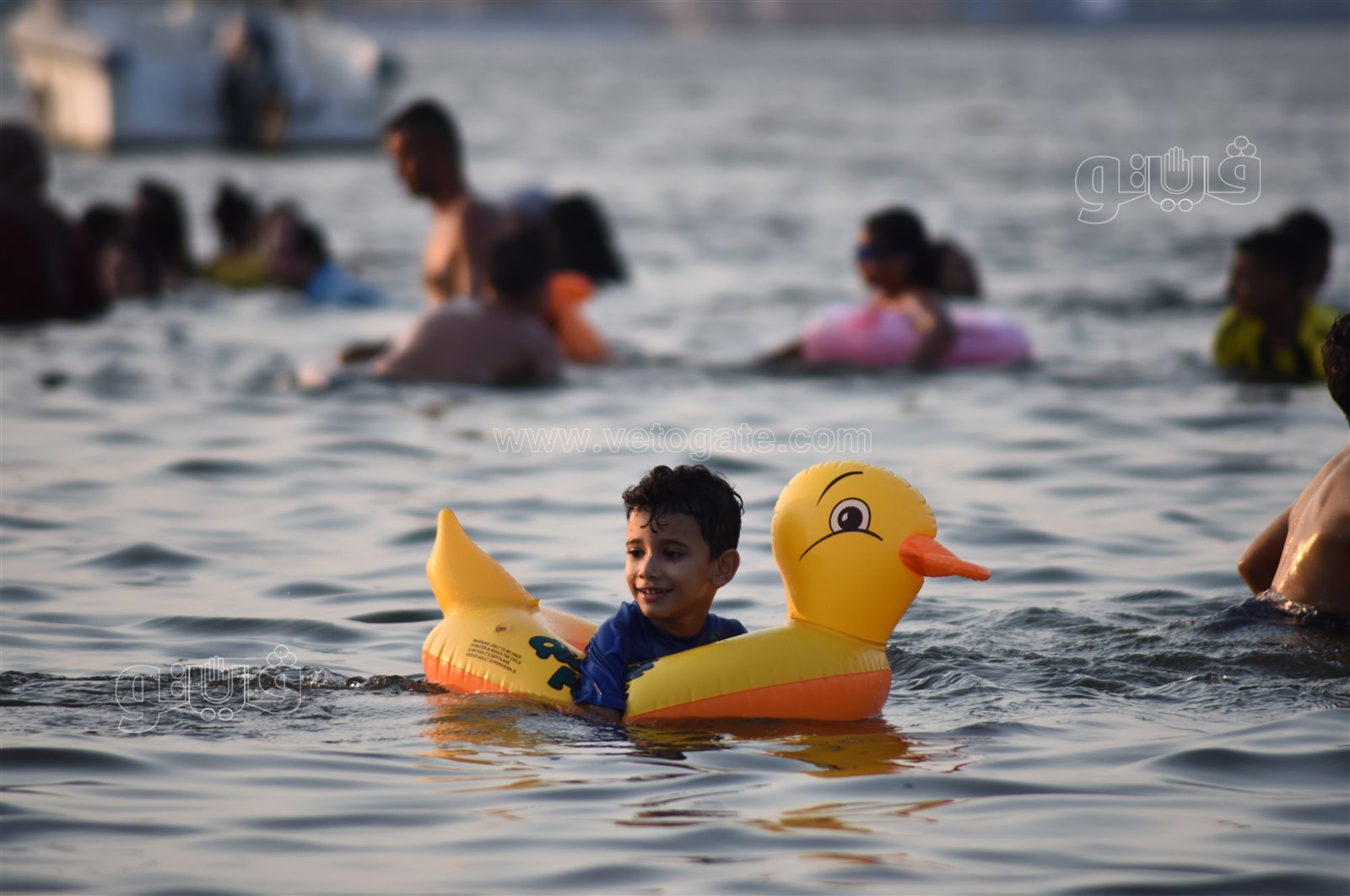 البحر يحب اللمة.. لحظات المرح والسعادة على شاطئ الفيروز بالإسماعيلية (20)