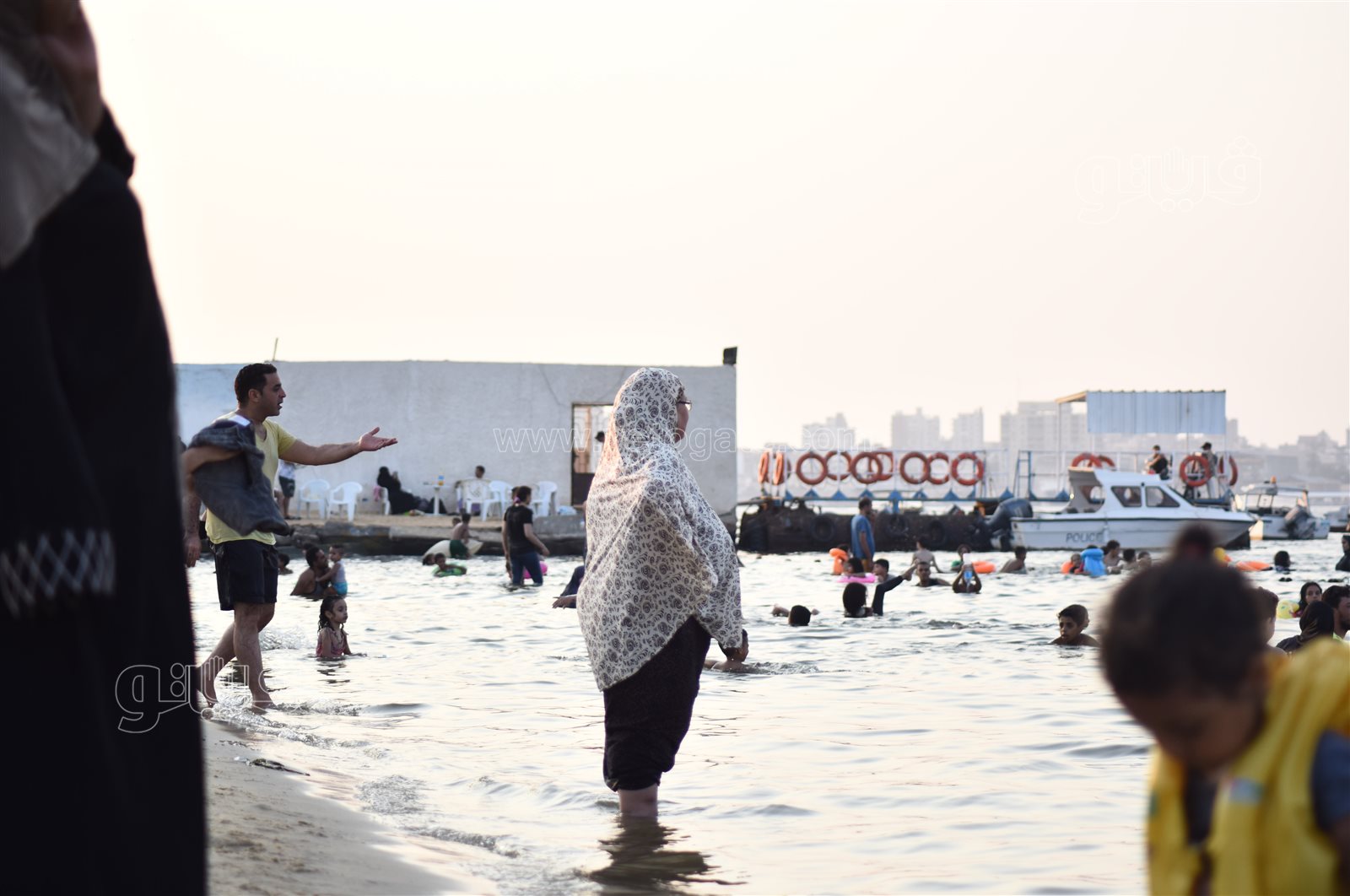 البحر يحب اللمة.. لحظات المرح والسعادة على شاطئ الفيروز بالإسماعيلية (21)