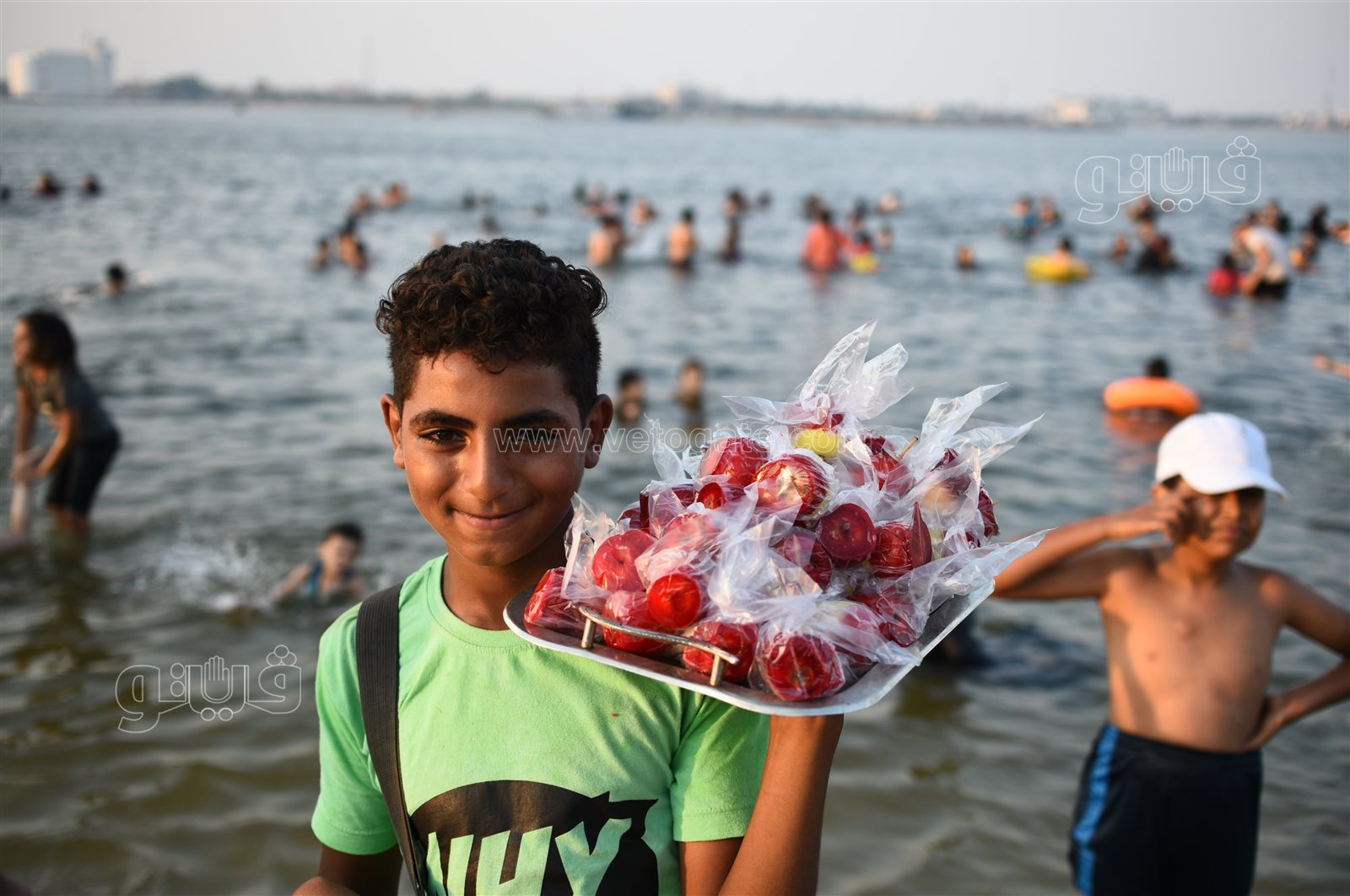 البحر يحب اللمة.. لحظات المرح والسعادة على شاطئ الفيروز بالإسماعيلية (22)