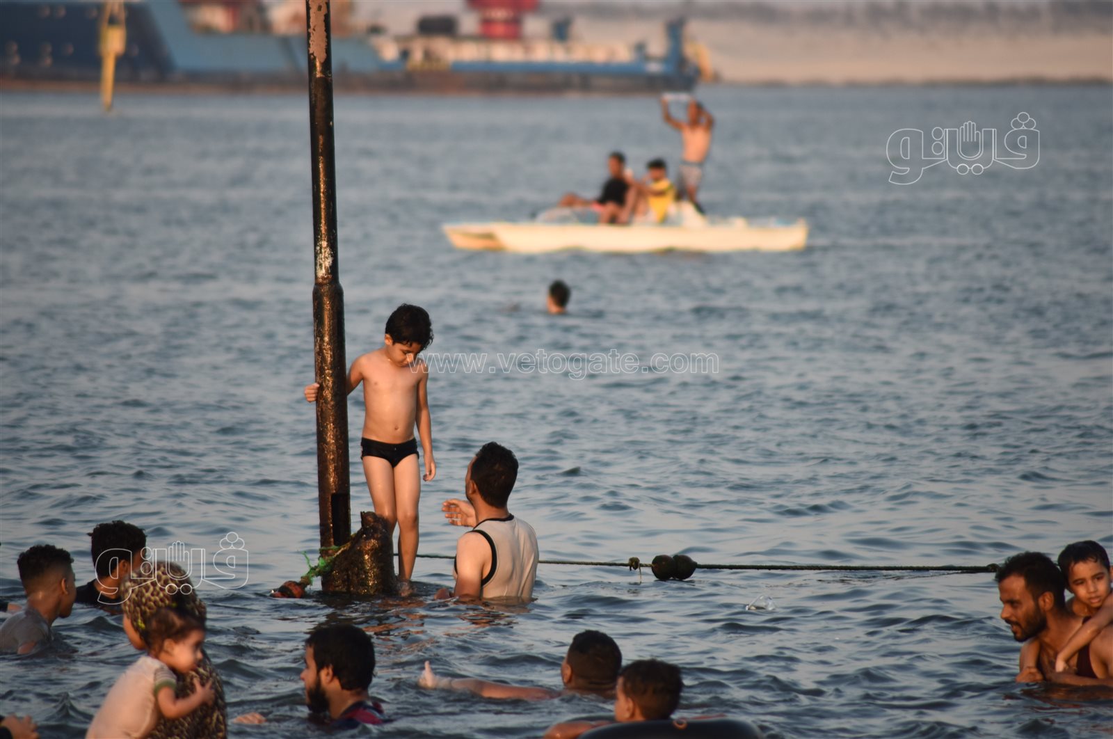 البحر يحب اللمة.. لحظات المرح والسعادة على شاطئ الفيروز بالإسماعيلية (23)