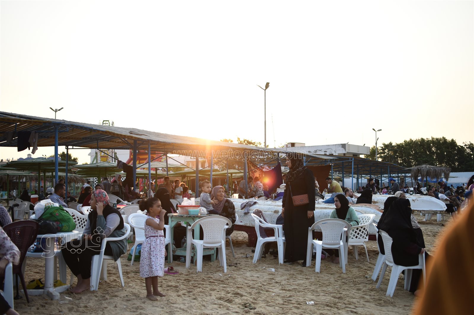 البحر يحب اللمة.. لحظات المرح والسعادة على شاطئ الفيروز بالإسماعيلية (24)