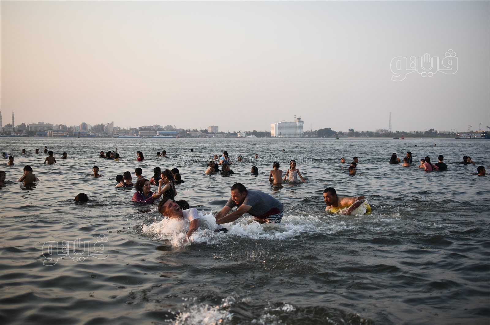 البحر يحب اللمة.. لحظات المرح والسعادة على شاطئ الفيروز بالإسماعيلية (26)