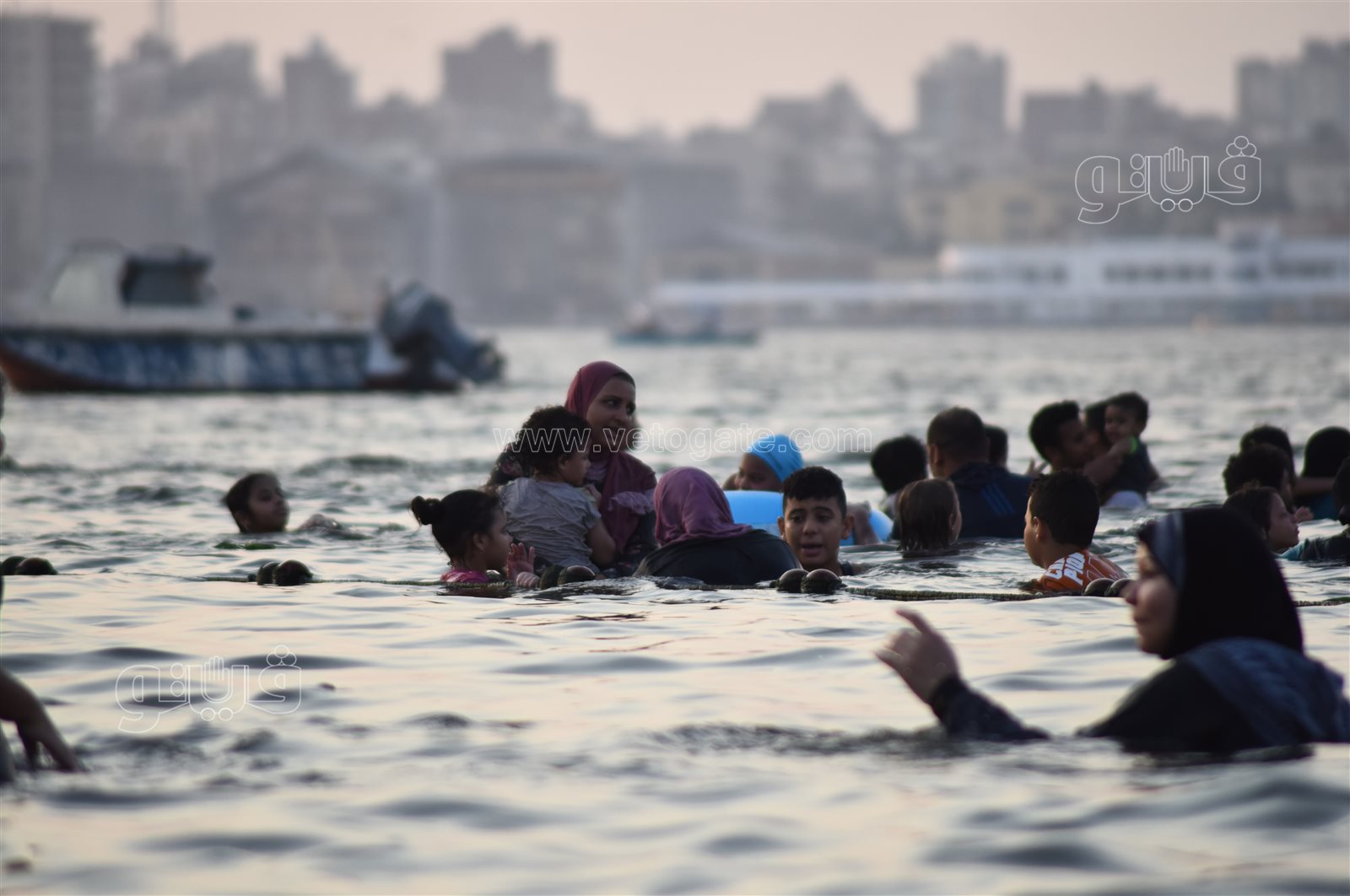 البحر يحب اللمة.. لحظات المرح والسعادة على شاطئ الفيروز بالإسماعيلية (27)