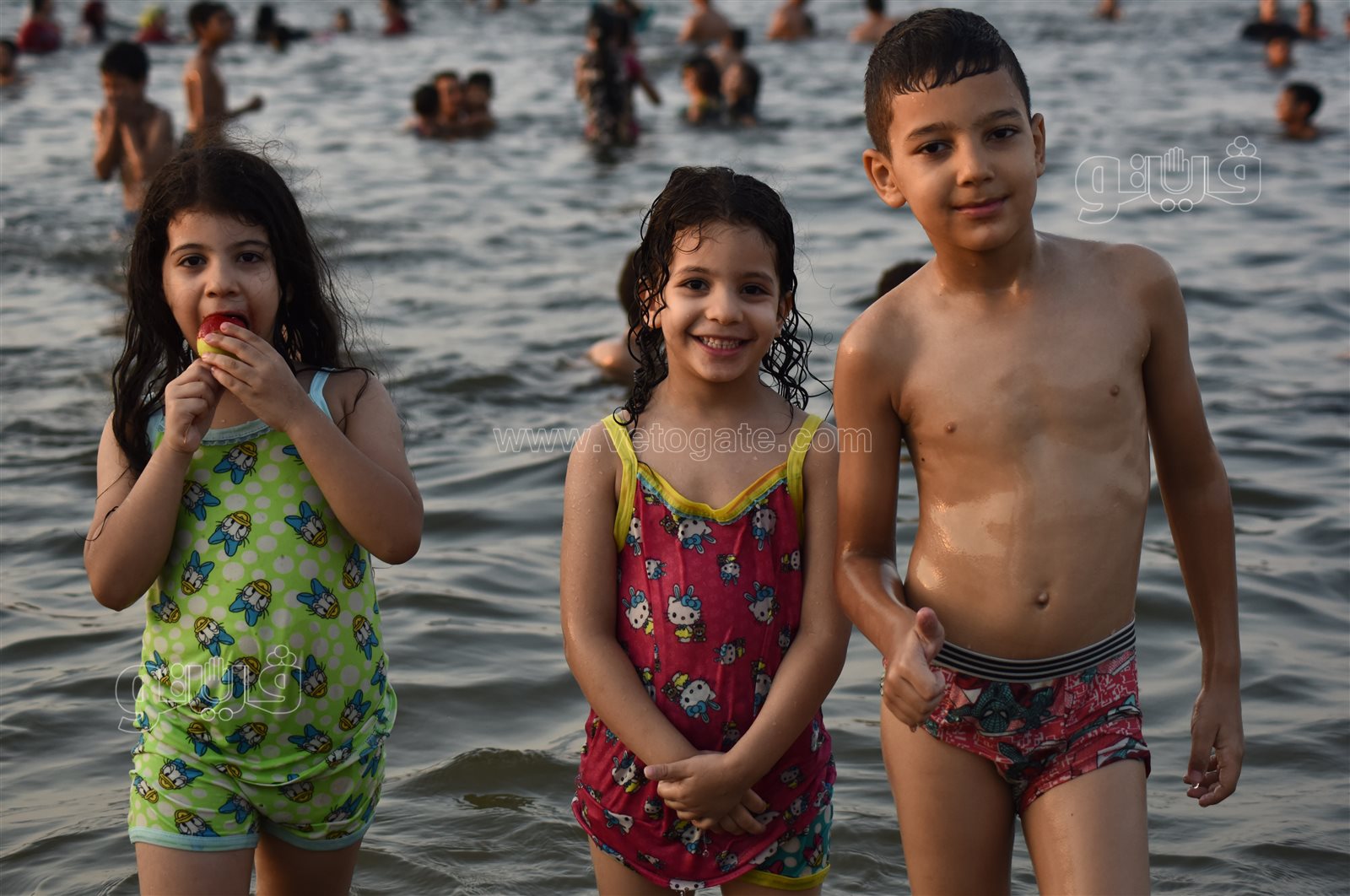 البحر يحب اللمة.. لحظات المرح والسعادة على شاطئ الفيروز بالإسماعيلية (29)