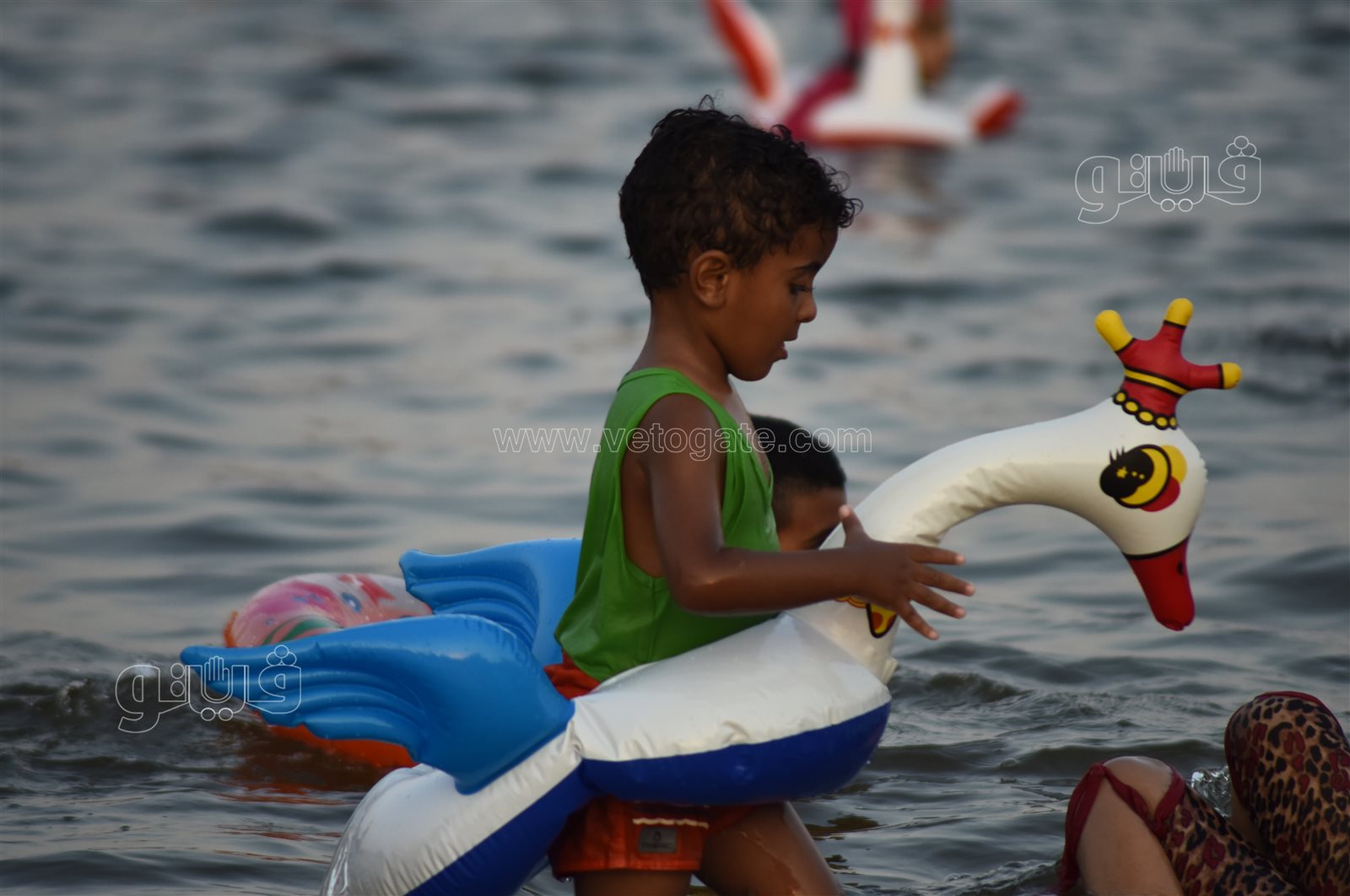 البحر يحب اللمة.. لحظات المرح والسعادة على شاطئ الفيروز بالإسماعيلية (31)