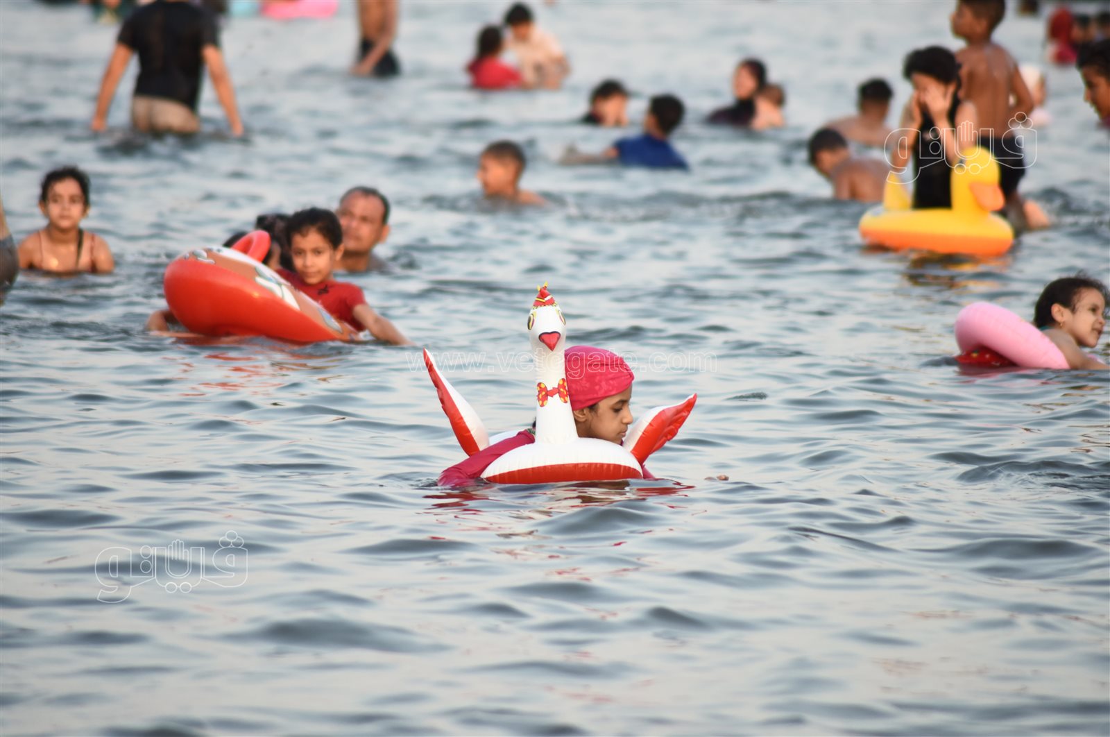 البحر يحب اللمة.. لحظات المرح والسعادة على شاطئ الفيروز بالإسماعيلية (32)