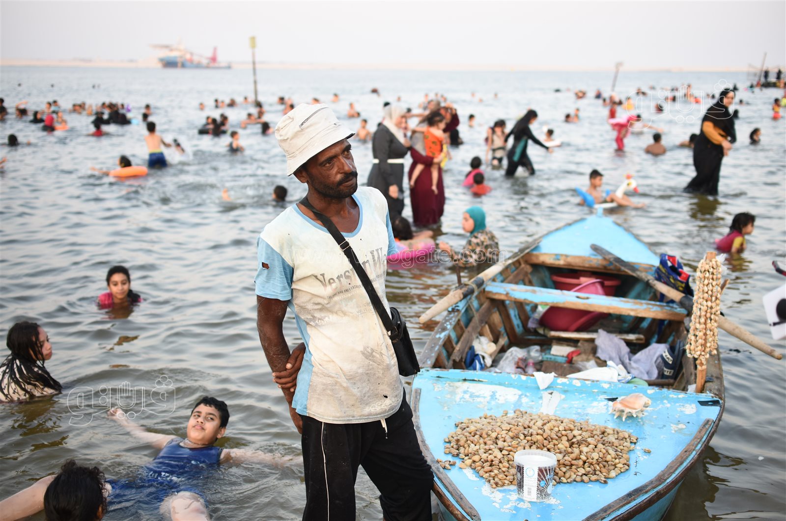 البحر يحب اللمة.. لحظات المرح والسعادة على شاطئ الفيروز بالإسماعيلية (33)