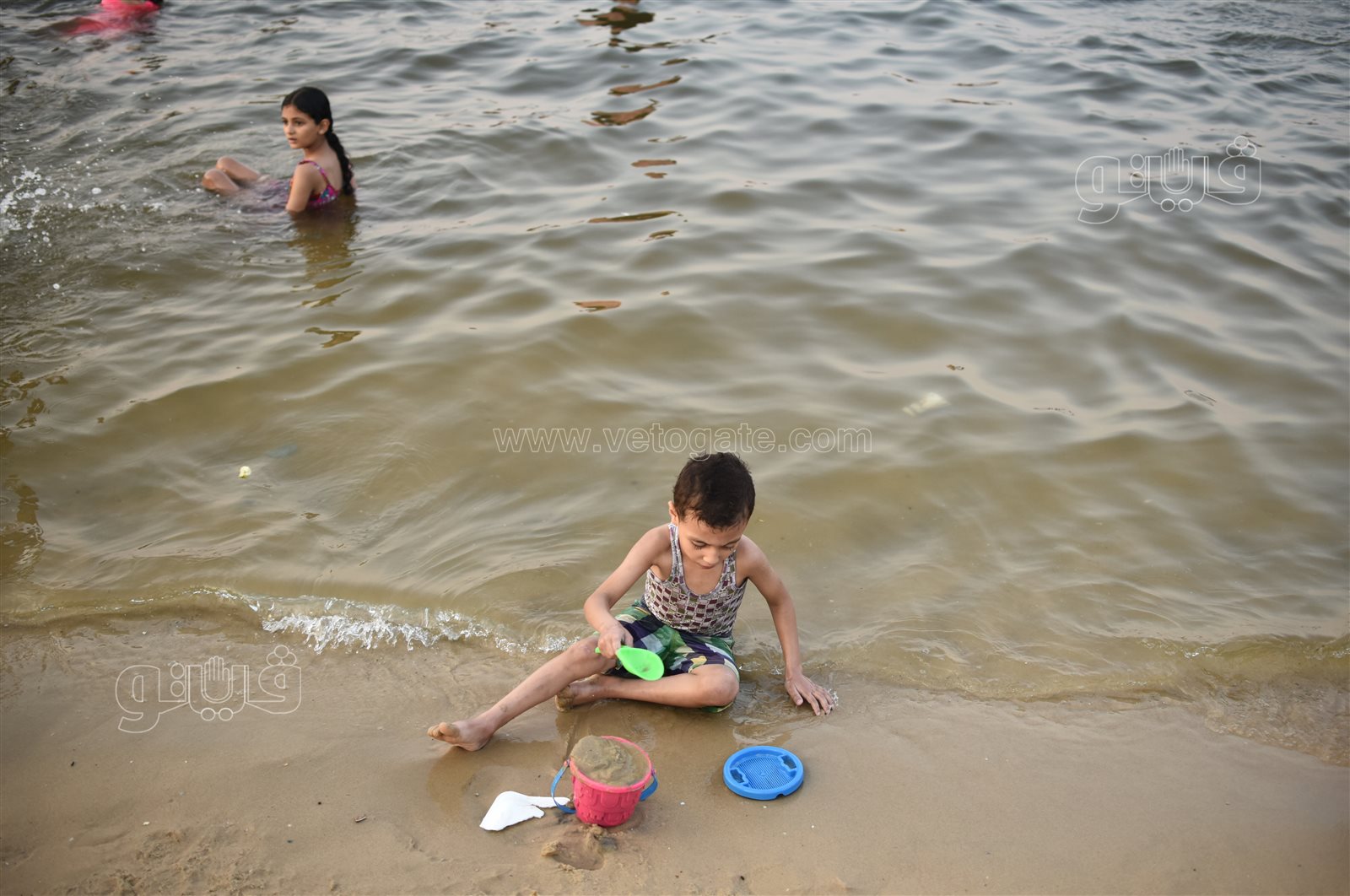 البحر يحب اللمة.. لحظات المرح والسعادة على شاطئ الفيروز بالإسماعيلية (34)