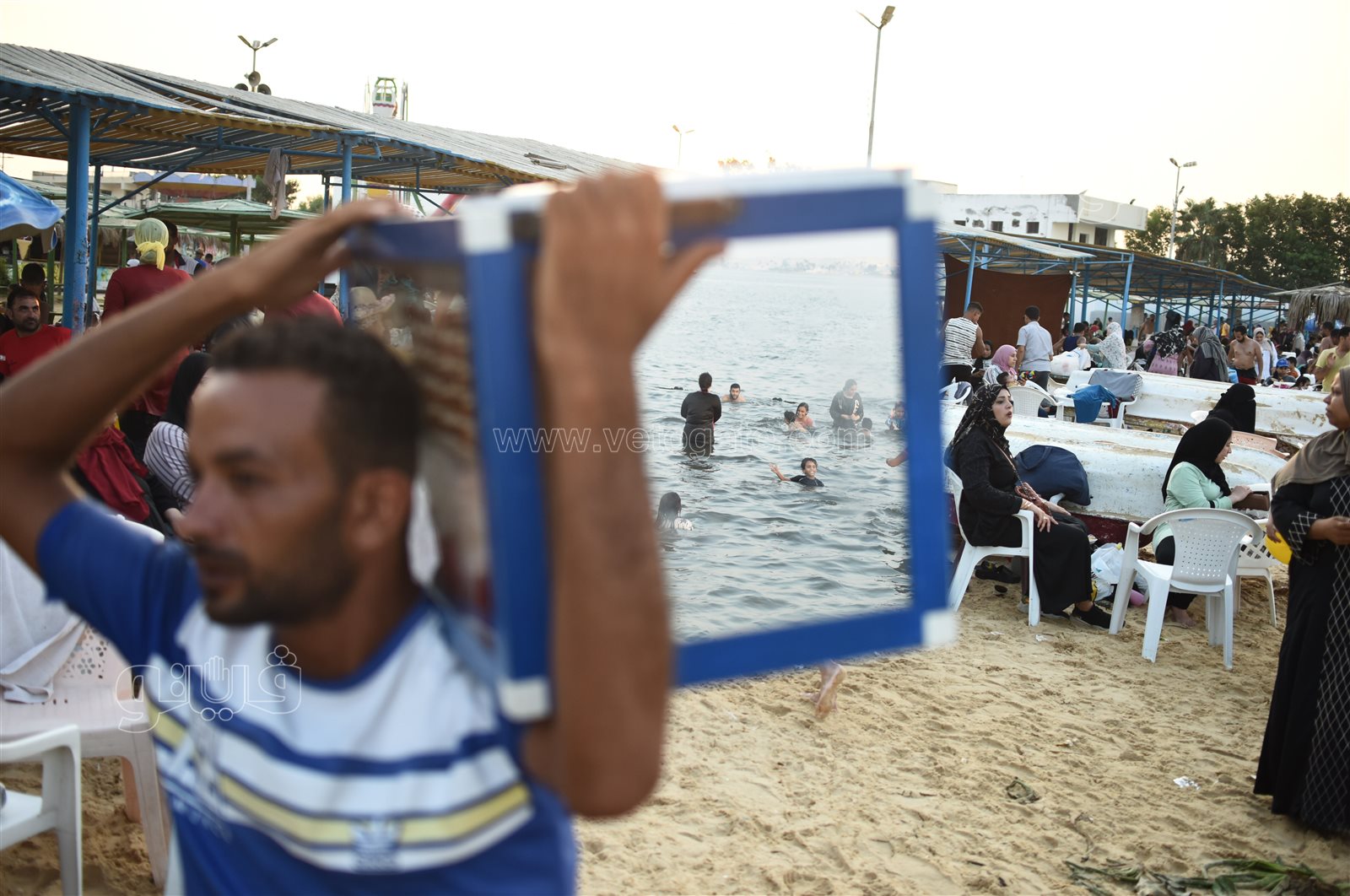 البحر يحب اللمة.. لحظات المرح والسعادة على شاطئ الفيروز بالإسماعيلية (35)