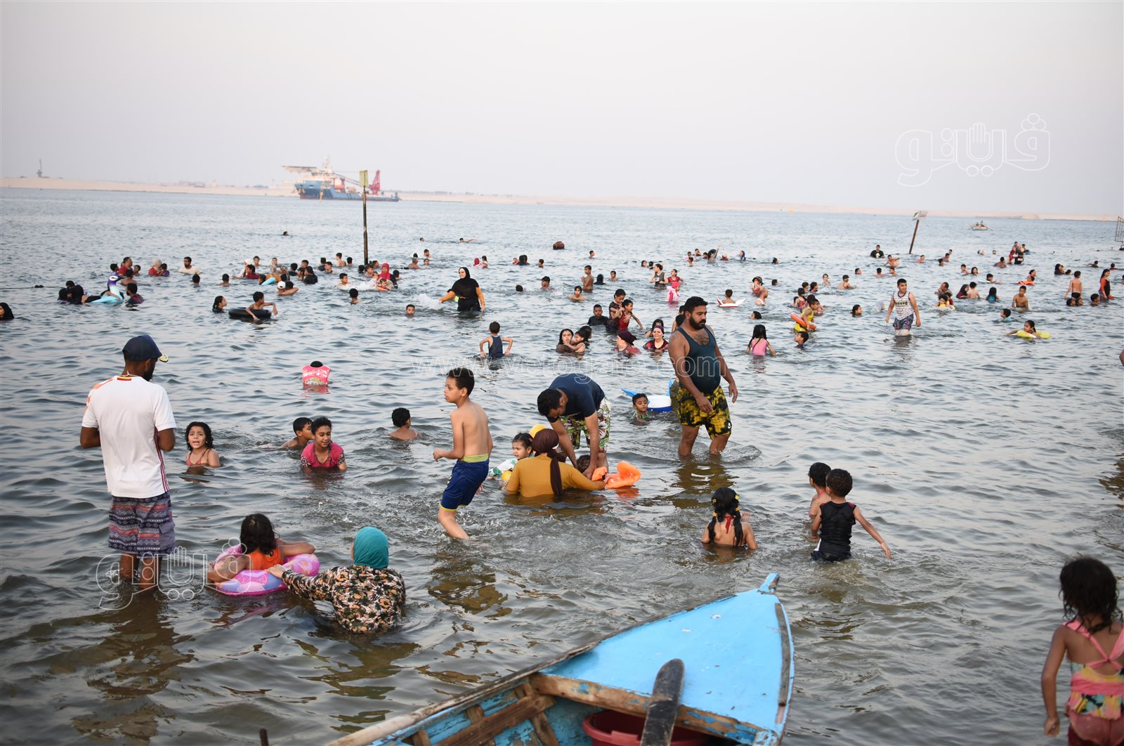 البحر يحب اللمة.. لحظات المرح والسعادة على شاطئ الفيروز بالإسماعيلية (36)