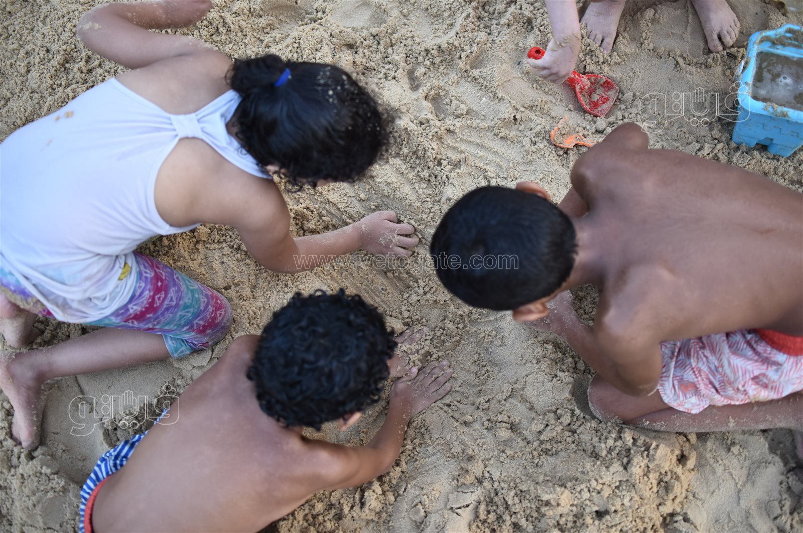 البحر يحب اللمة.. لحظات المرح والسعادة على شاطئ الفيروز بالإسماعيلية (37)