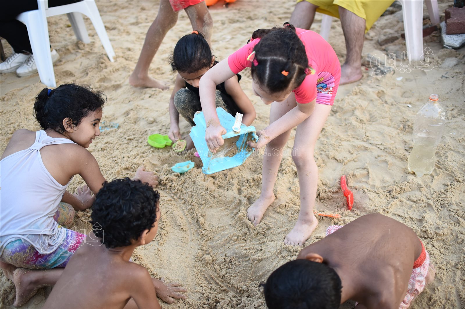 البحر يحب اللمة.. لحظات المرح والسعادة على شاطئ الفيروز بالإسماعيلية (38)