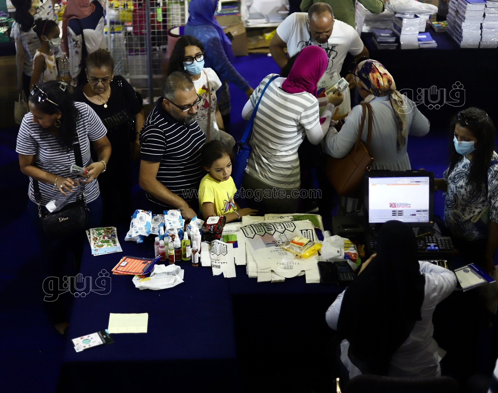 يودعون الإجازة الكبيرة.. رحلة الأبناء والأباء في معرض أهلا مدارس 2022 (31)