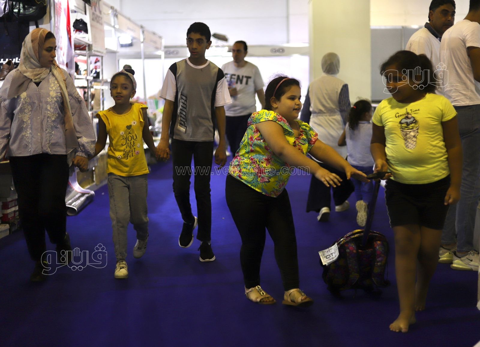 يودعون الإجازة الكبيرة.. رحلة الأبناء والأباء في معرض أهلا مدارس 2022 (32)