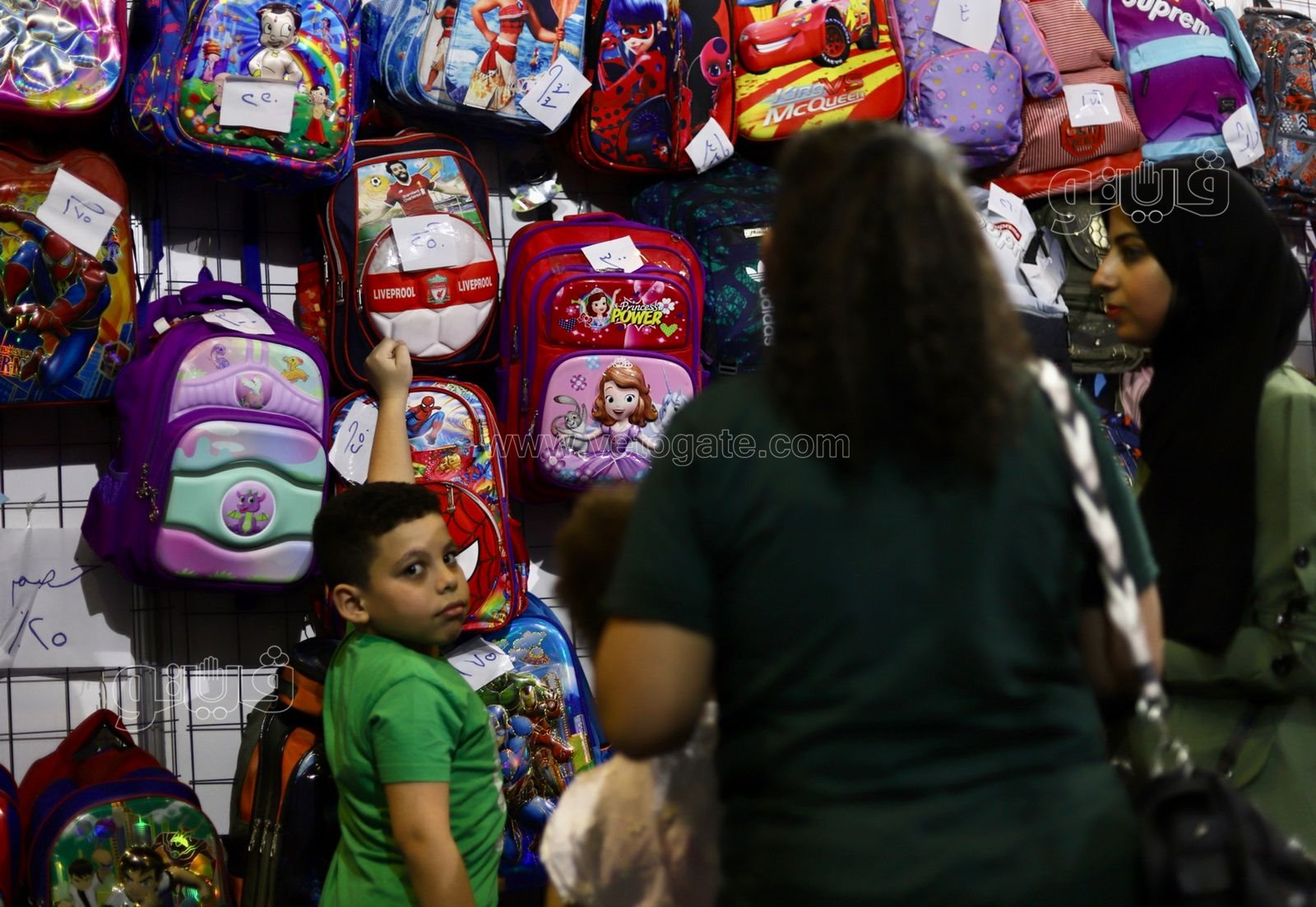 يودعون الإجازة الكبيرة.. رحلة الأبناء والأباء في معرض أهلا مدارس 2022 (36)