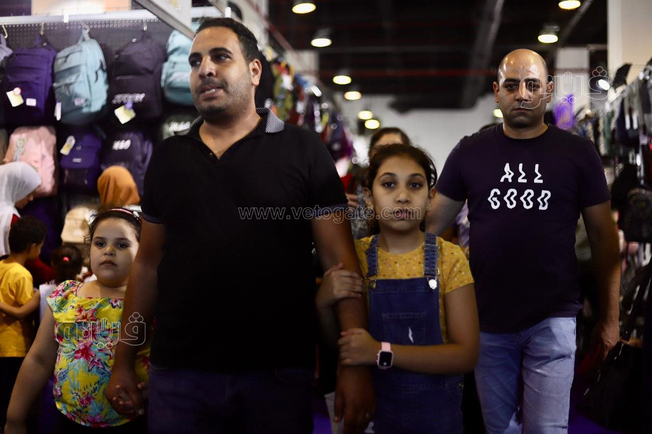 يودعون الإجازة الكبيرة.. رحلة الأبناء والأباء في معرض أهلا مدارس 2022 (54)