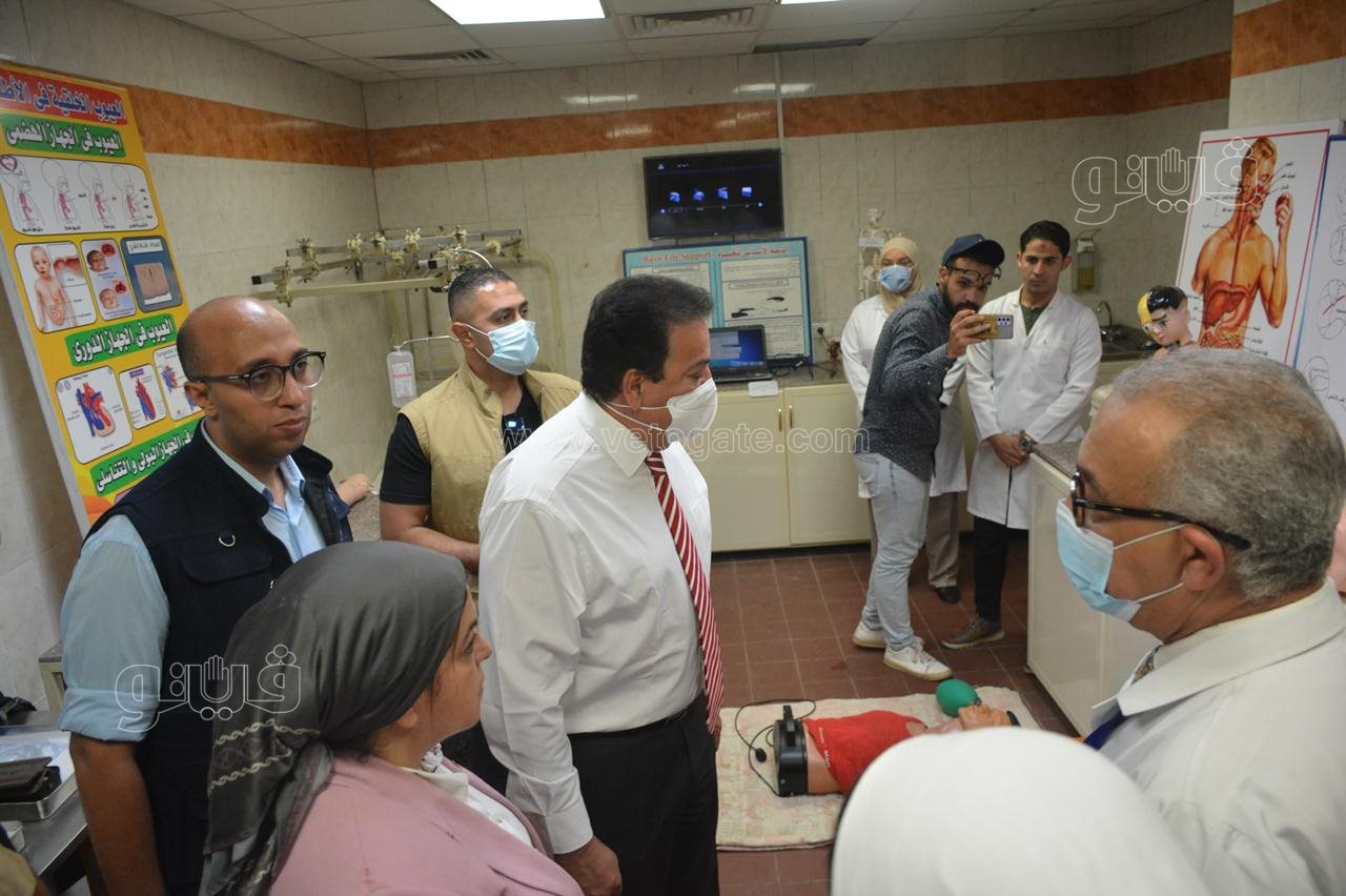 وزير الصحة يتفقد مستشفى الهرم التخصصي.. ويوجه بتطوير معامل مدارس التمريض (15)