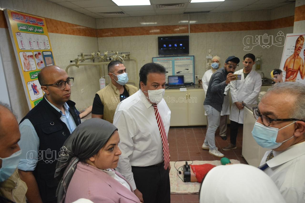 وزير الصحة يتفقد مستشفى الهرم التخصصي.. ويوجه بتطوير معامل مدارس التمريض (17)