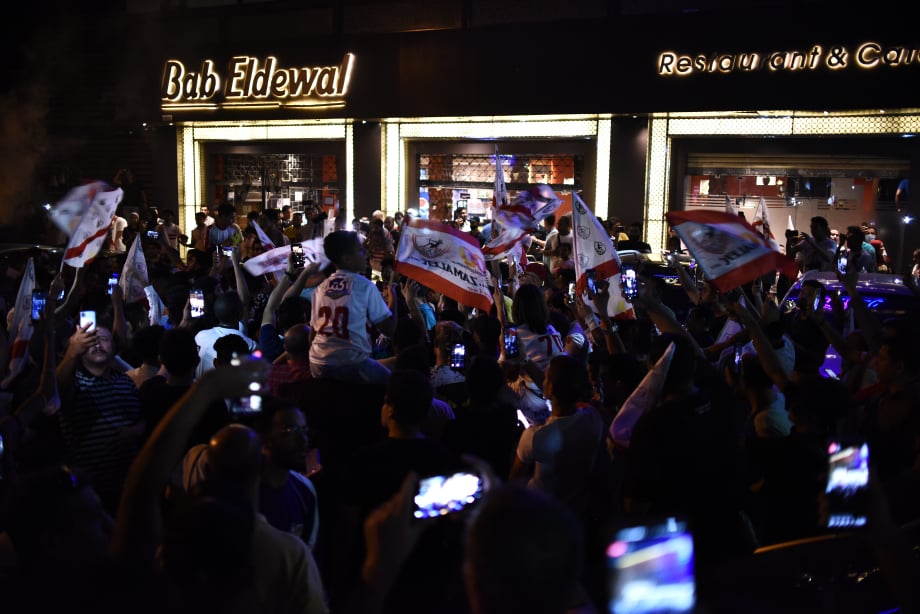 احتفالات جماهير الزمالك في جامعة الدول (11)