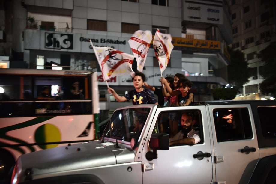 احتفالات جماهير الزمالك في جامعة الدول (16)