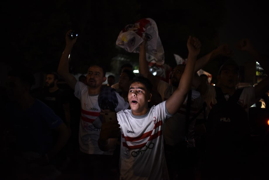 احتفالات جماهير الزمالك في جامعة الدول (20)