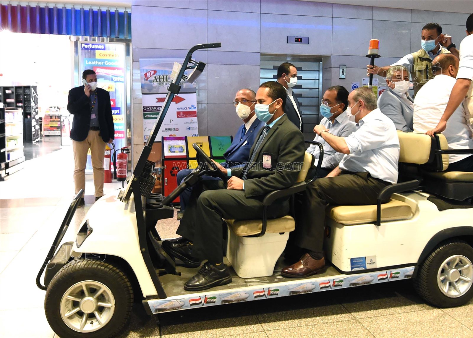 رئيس الوزراء يتفقد مبنى الركاب 2 و3 بمطار القاهرة للاطمئنان على السفر والوصول (2)