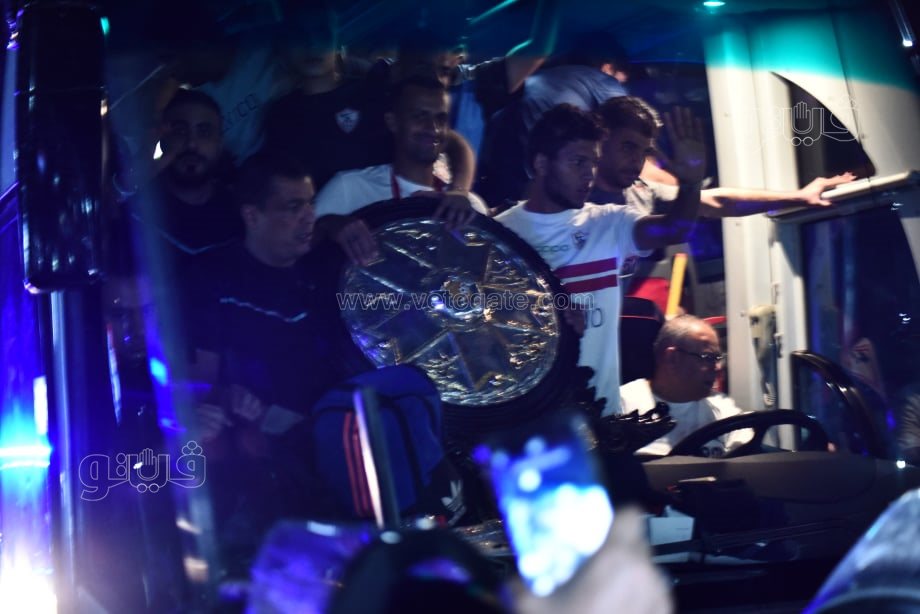  استقبال جماهير الزمالك درع الدوري لحظة وصوله لميت عقبة (1)