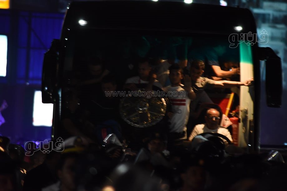  استقبال جماهير الزمالك درع الدوري لحظة وصوله لميت عقبة (2)