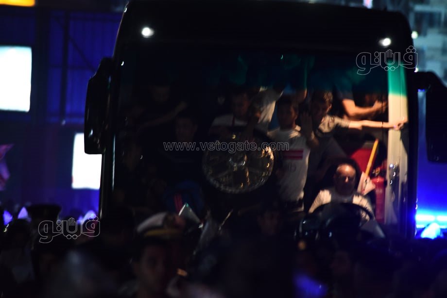  استقبال جماهير الزمالك درع الدوري لحظة وصوله لميت عقبة (4)