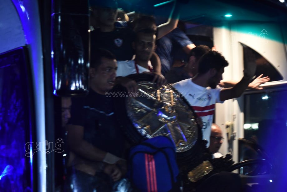  استقبال جماهير الزمالك درع الدوري لحظة وصوله لميت عقبة (5)